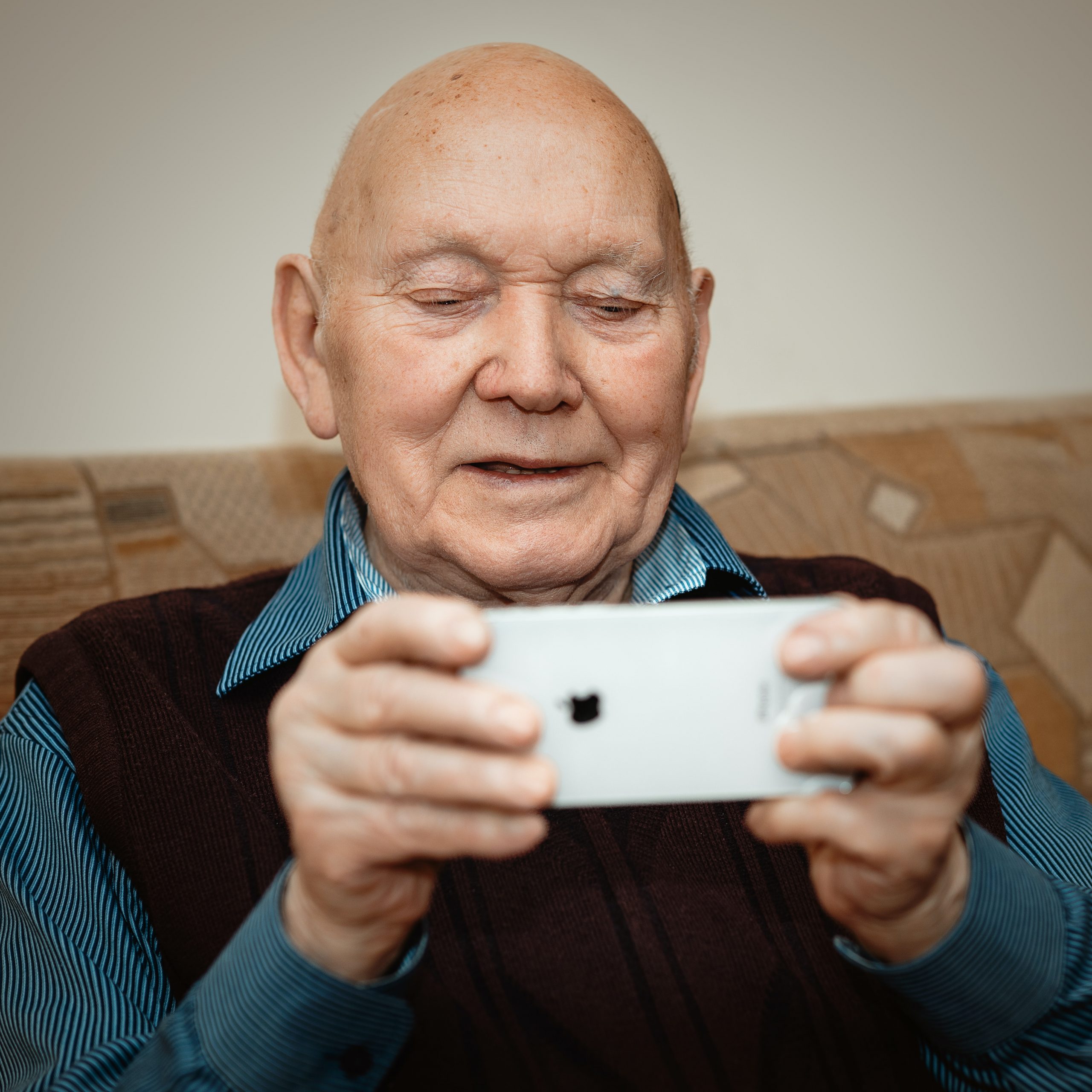 Picture of old man with mobile phone by Adam Niescioruk for Unsplash