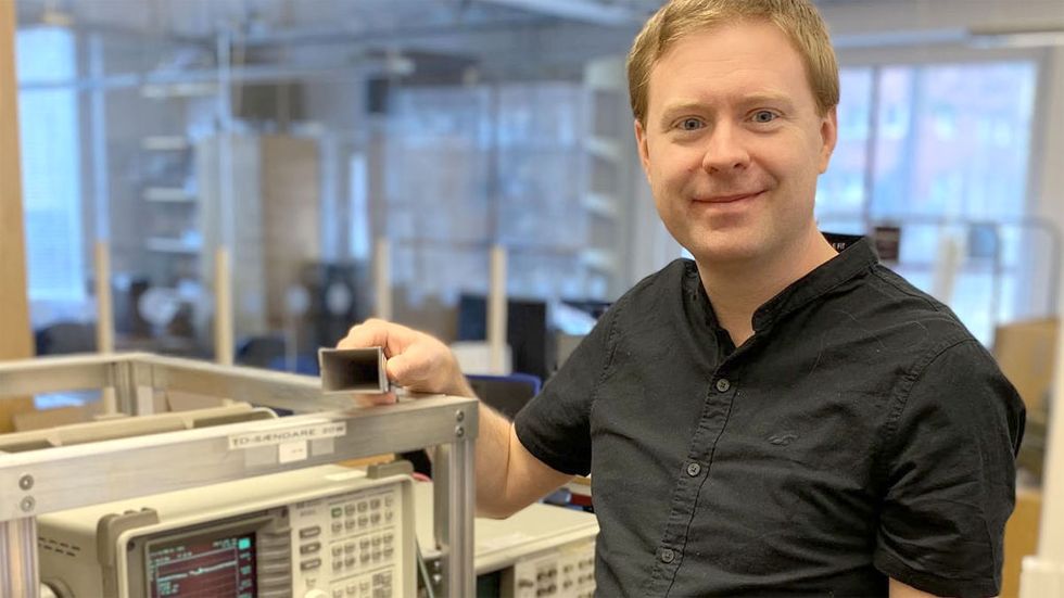 Picture of Emil Björnson at KTH lab