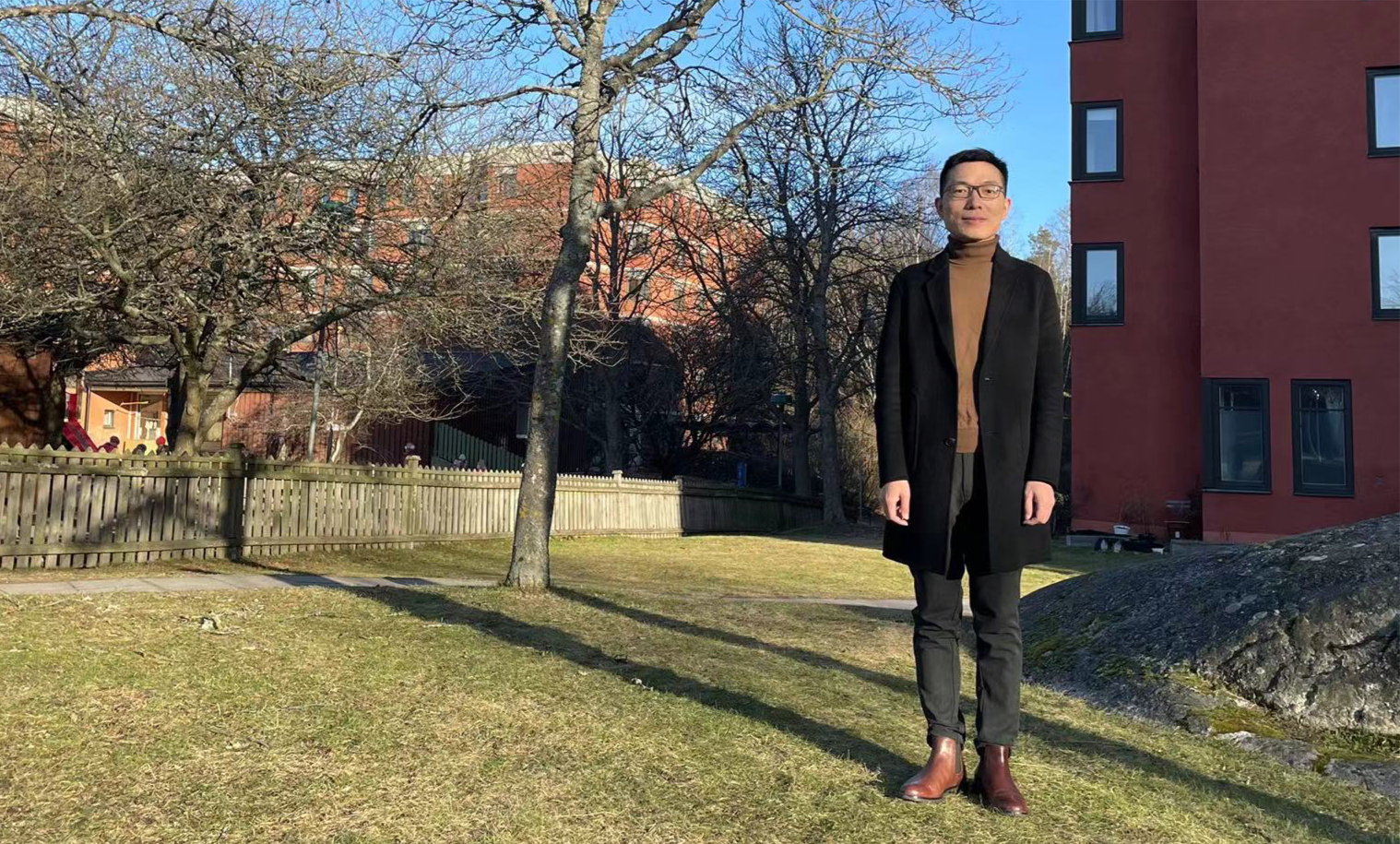 Picture of Puzhao Zhang in a garden